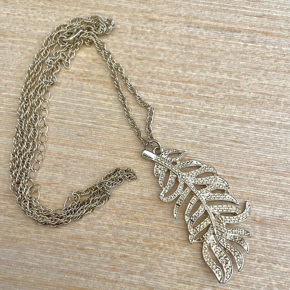 Gold tone leaf pendant necklace